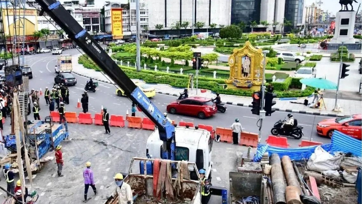 Bangkok evacuates 60 residents after subway construction triggers sinkhole near Wongwian Yai