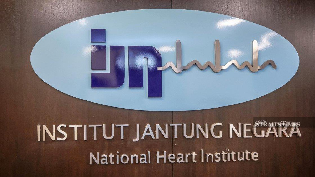 Anwar and Wan Azizah Visit Deputy PM Fadillah at IJN