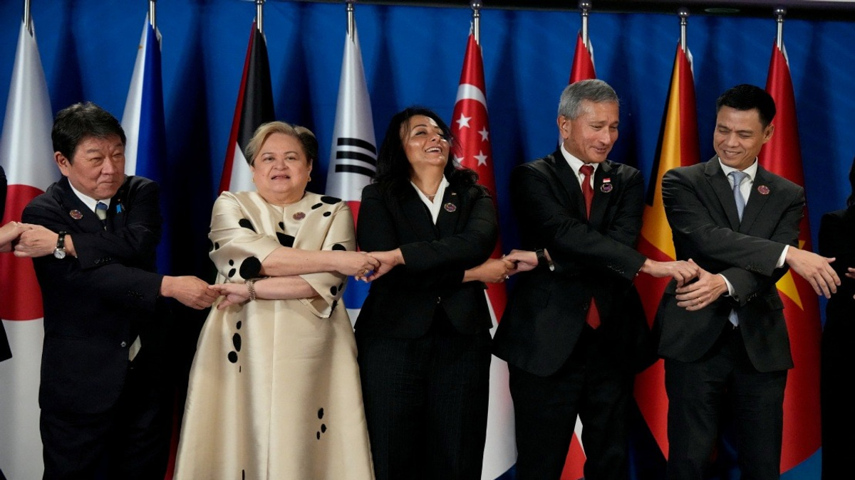Japan, Korea, Australia and New Zealand Tackle Regional Challenges at ASEAN Talks in Manila