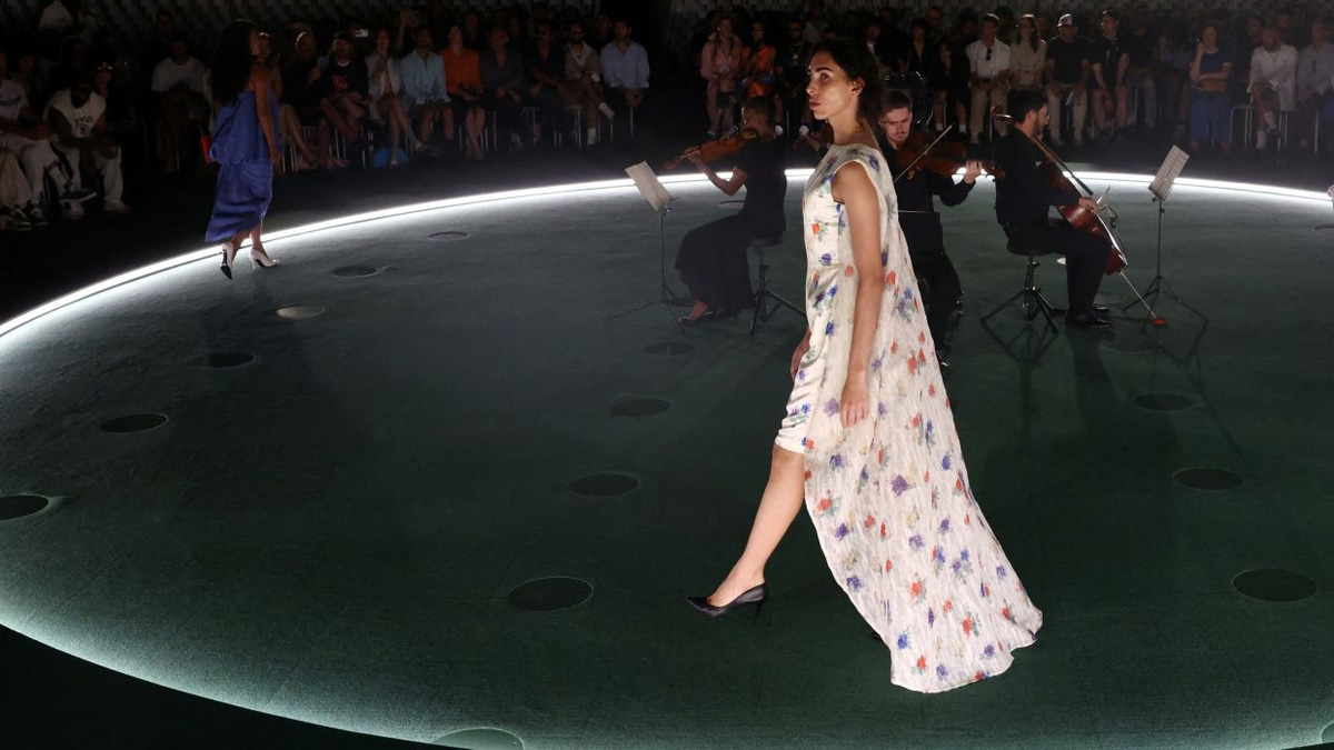 The Sleeveless Fashion Boom: Why Baring Arms Has Become a Global Trend—and How to Navigate It