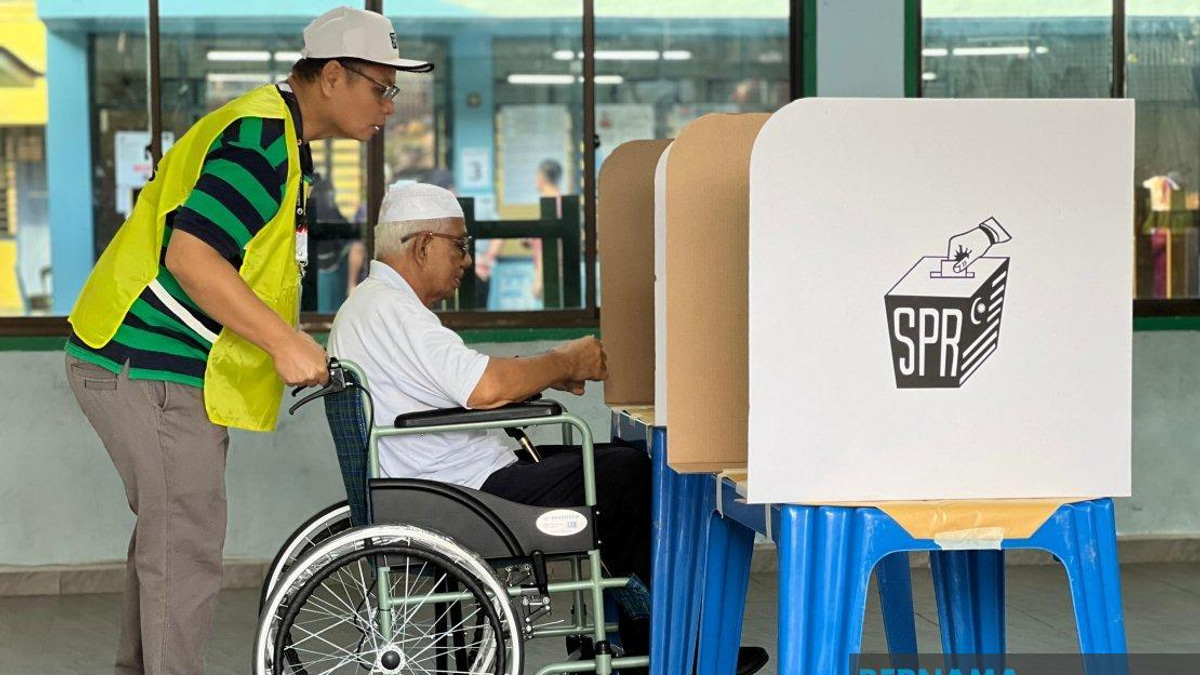 Johor Voters Head to Polls as 1,076 Centres Open Statewide