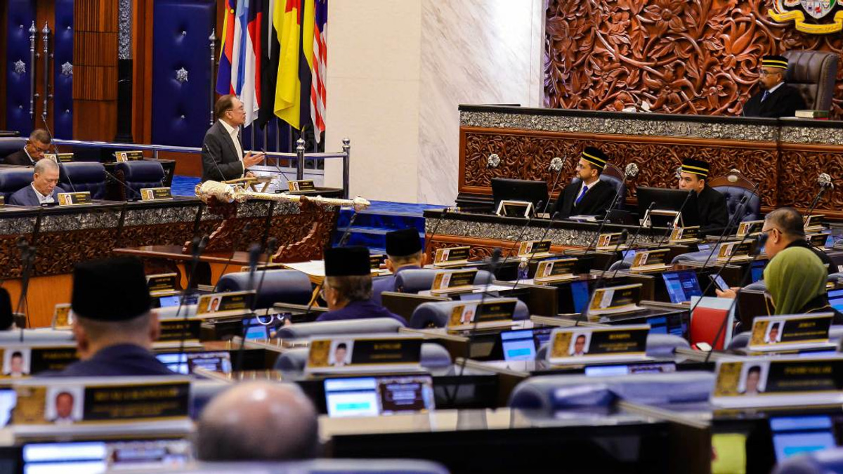 Anwar's Funding Clarification Dominates Parliament's Second Week as States Await Budget Details