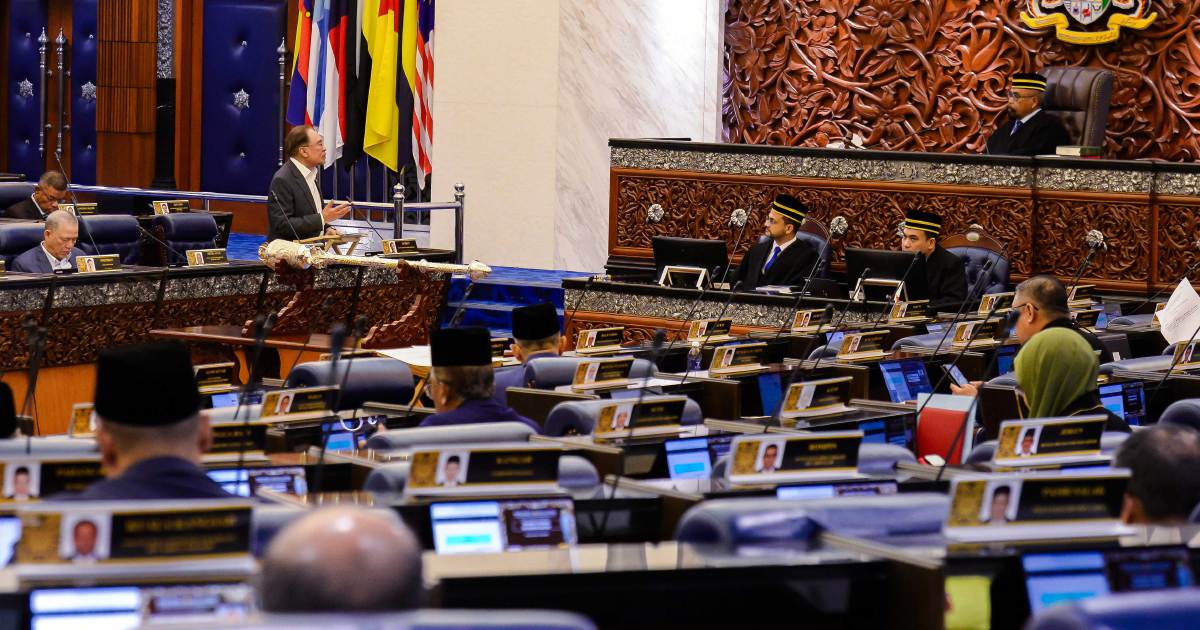 Anwar's Funding Clarification Dominates Parliament's Second Week as States Await Budget Details