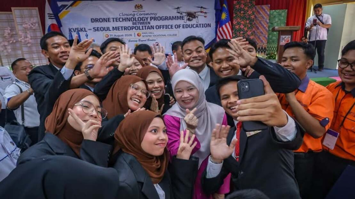 Education Minister Challenges Setapak Vocational College to Develop Drone Security Systems