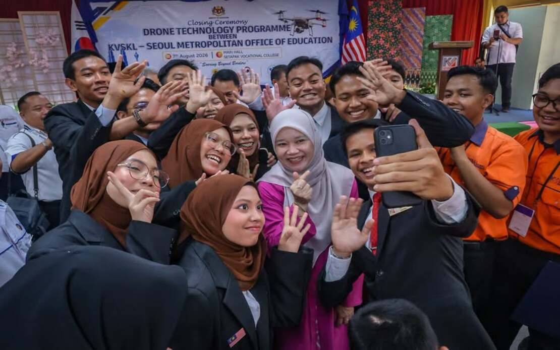 Education Minister Challenges Setapak Vocational College to Develop Drone Security Systems
