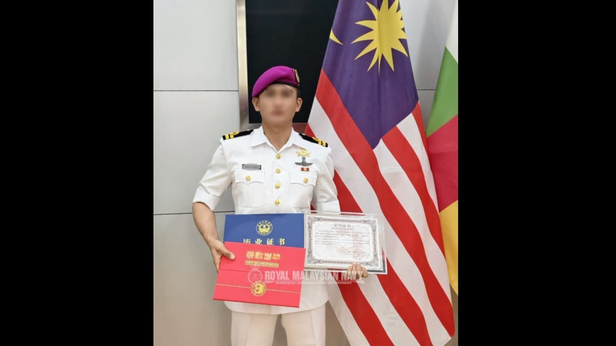 Selangor Sultan Honours PASKAL Officer's Excellence at Chinese Military Academy