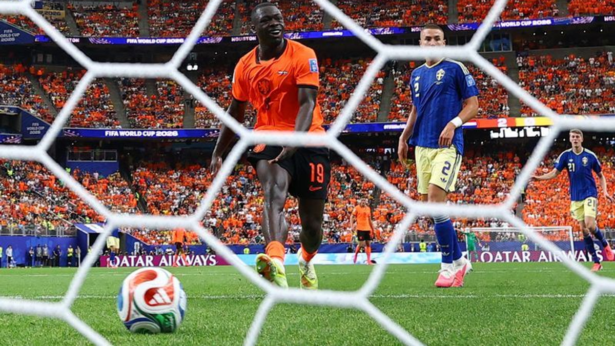 Brobbey's brace puts Dutch striker in pole position to replace Depay