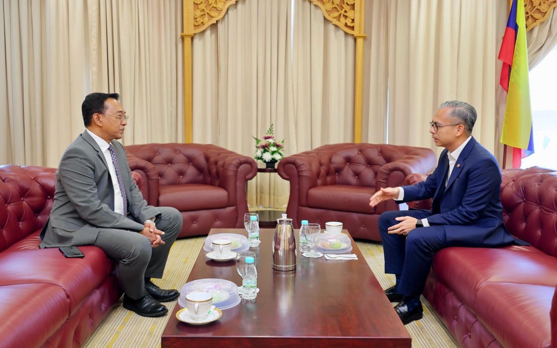 Communications Minister Fahmi Meets Incoming Ambassador to Lebanon