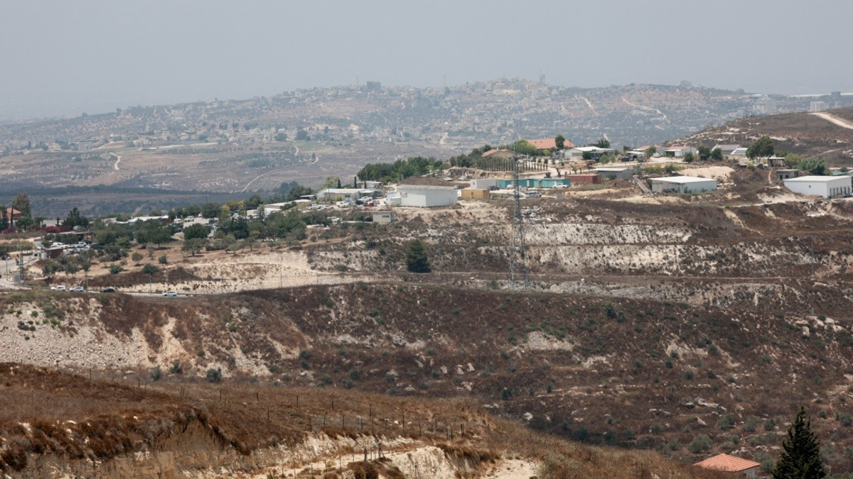 Israeli Forces Injure Palestinians in East Jerusalem, Raid West Bank Communities