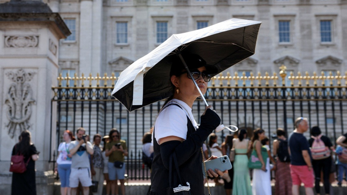 Buckingham Palace Guard Ceremonies Suspended as UK Faces Extreme Heat Emergency