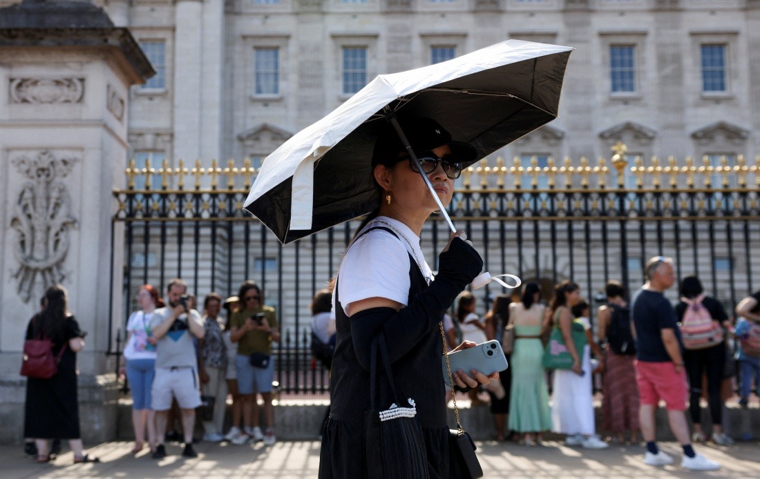 Buckingham Palace Guard Ceremonies Suspended as UK Faces Extreme Heat Emergency