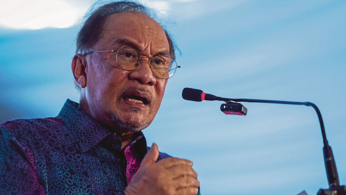 Anwar Shifts Focus to Tabung Haji Issues, Dismisses Opposition Criticism Over Parliamentary Absence