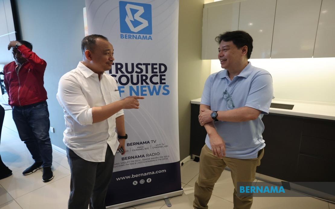 Maszlee Malik Takes On Myvi Challenge to Experience Tebrau-Ulu Tiram Road Crisis