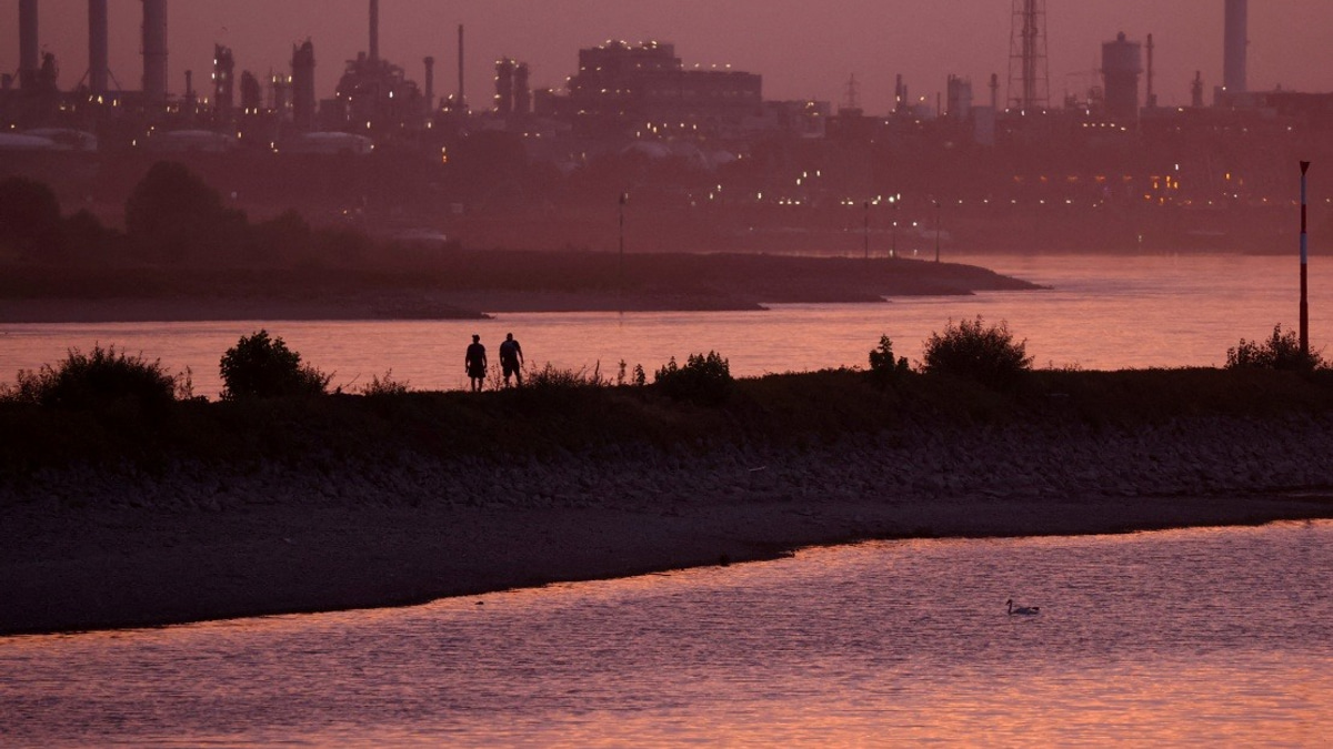 Drought Exposes WW2 Bomb in Rhine as Water Levels Hit Historic Low