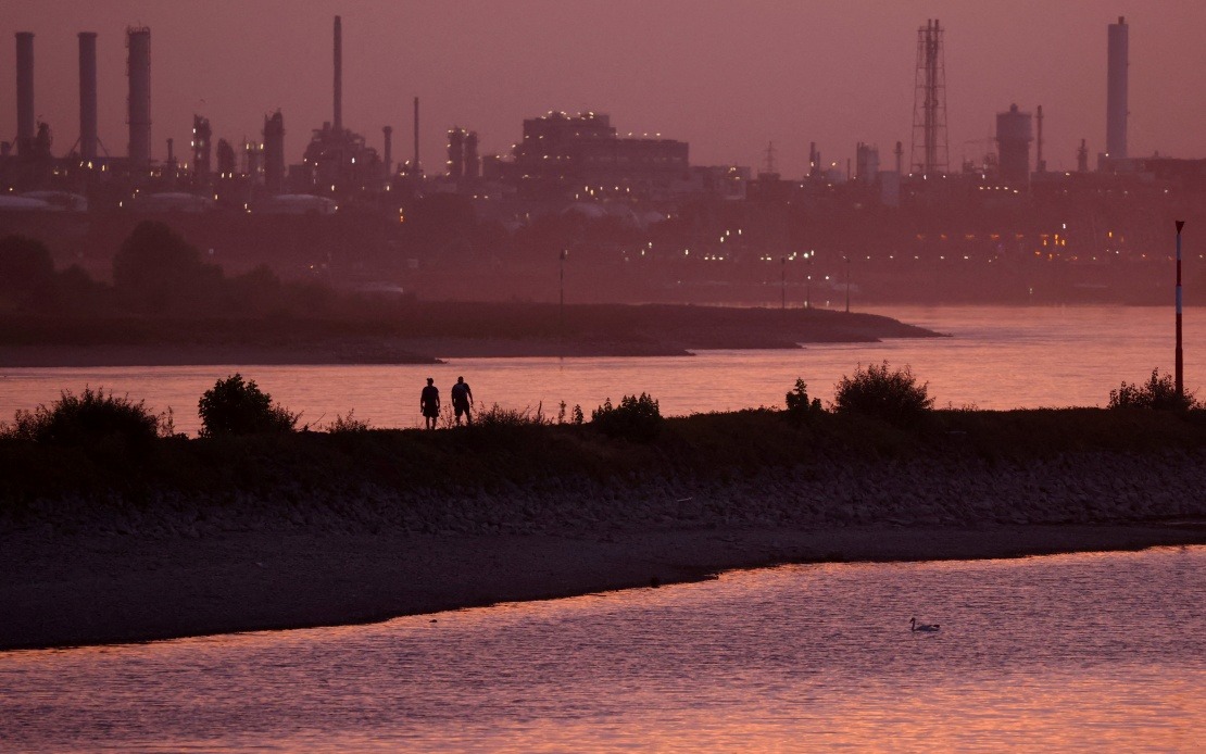Drought Exposes WW2 Bomb in Rhine as Water Levels Hit Historic Low