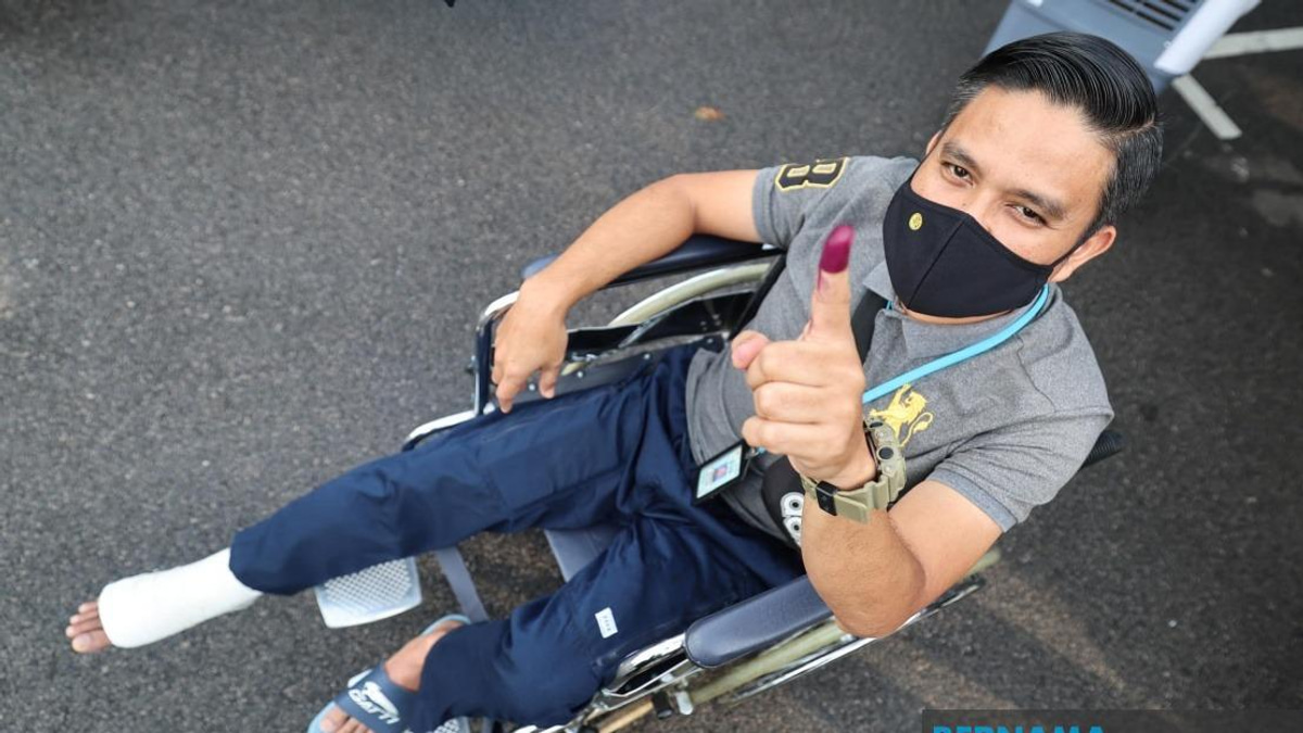 Determined by Duty: Injured Johor Cop Votes Despite Wheelchair