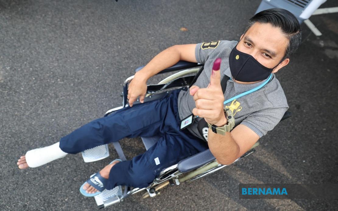Determined by Duty: Injured Johor Cop Votes Despite Wheelchair