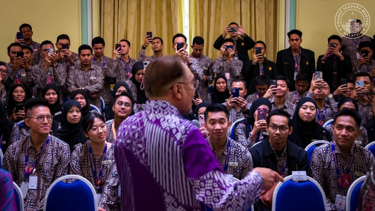 PM Anwar Urges Civil Servants to Champion Reform and Ethical Governance