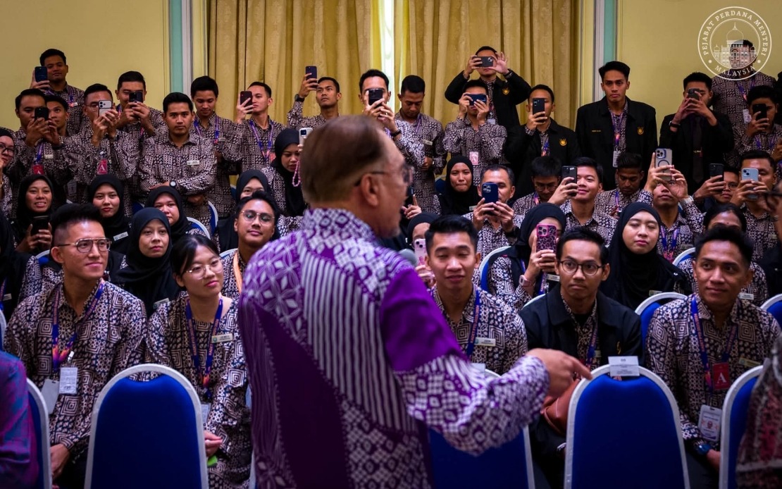 PM Anwar Urges Civil Servants to Champion Reform and Ethical Governance