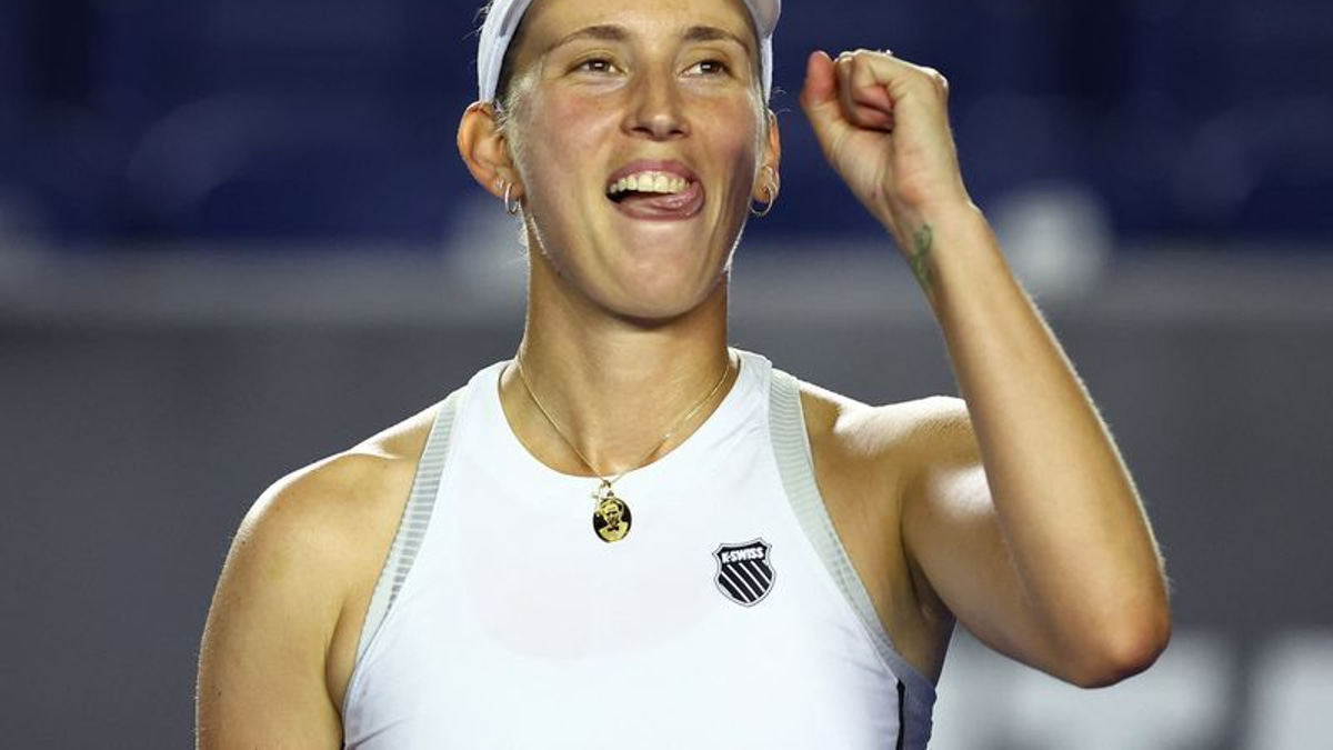 Mertens stages comeback to face Parry in Monterrey final