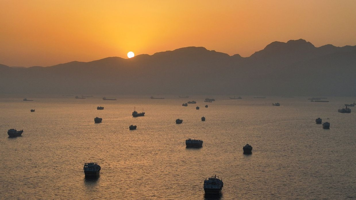 Oil tankers resume passage through Hormuz as Iran-US deal eases Gulf bottleneck