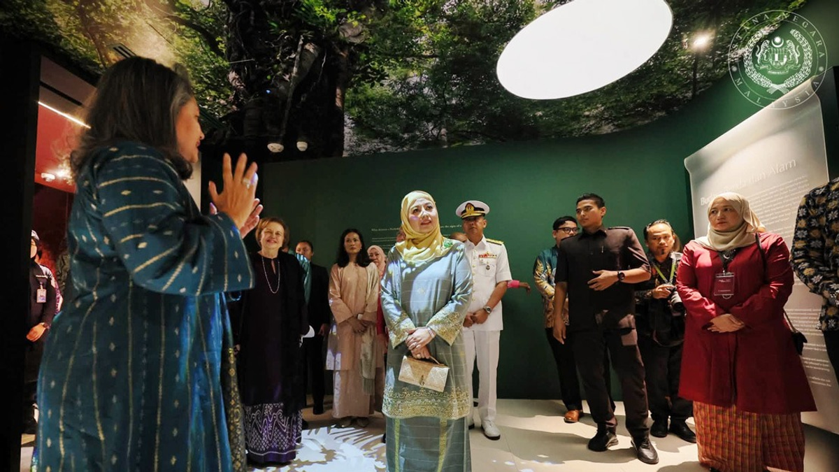 Queen Launches Merdeka Textile Museum to Preserve Malay Heritage