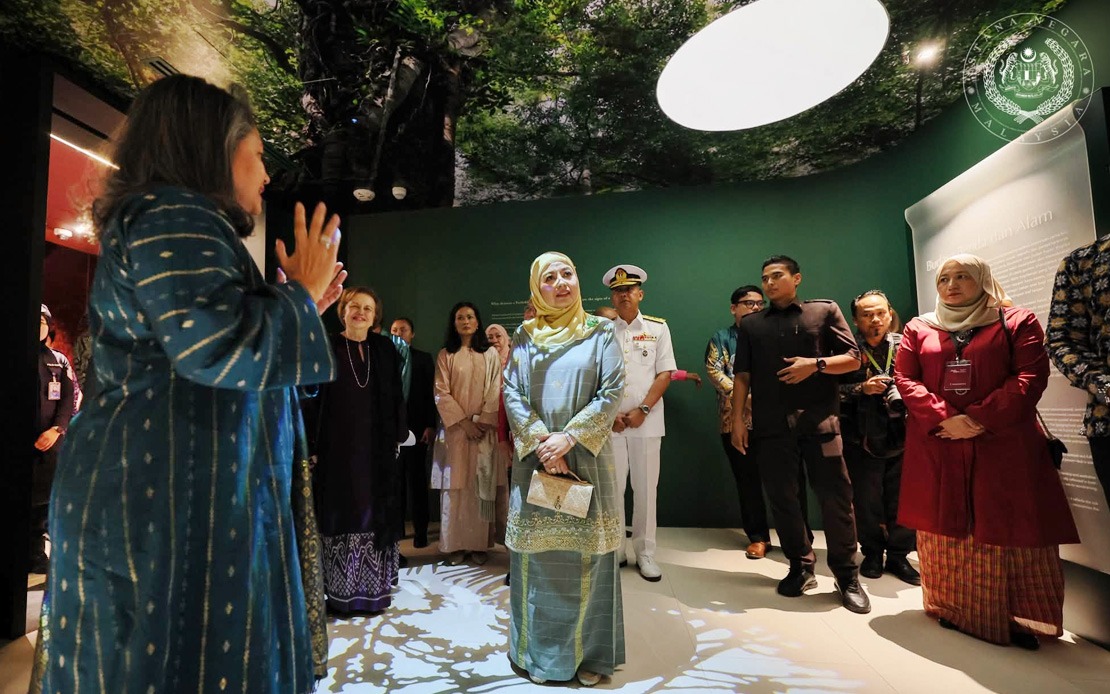 Queen Launches Merdeka Textile Museum to Preserve Malay Heritage