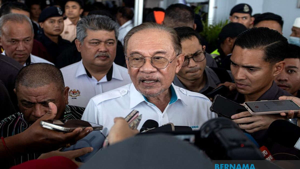 PM Anwar Warns Government Officials Against Attacking Unity Govt During State Campaign