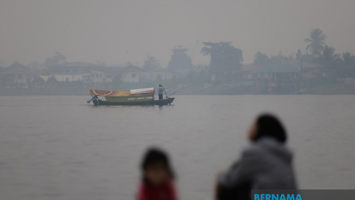 Malaysia Intensifies Cloud Seeding as Haze Spreads and Dam Levels Fall
