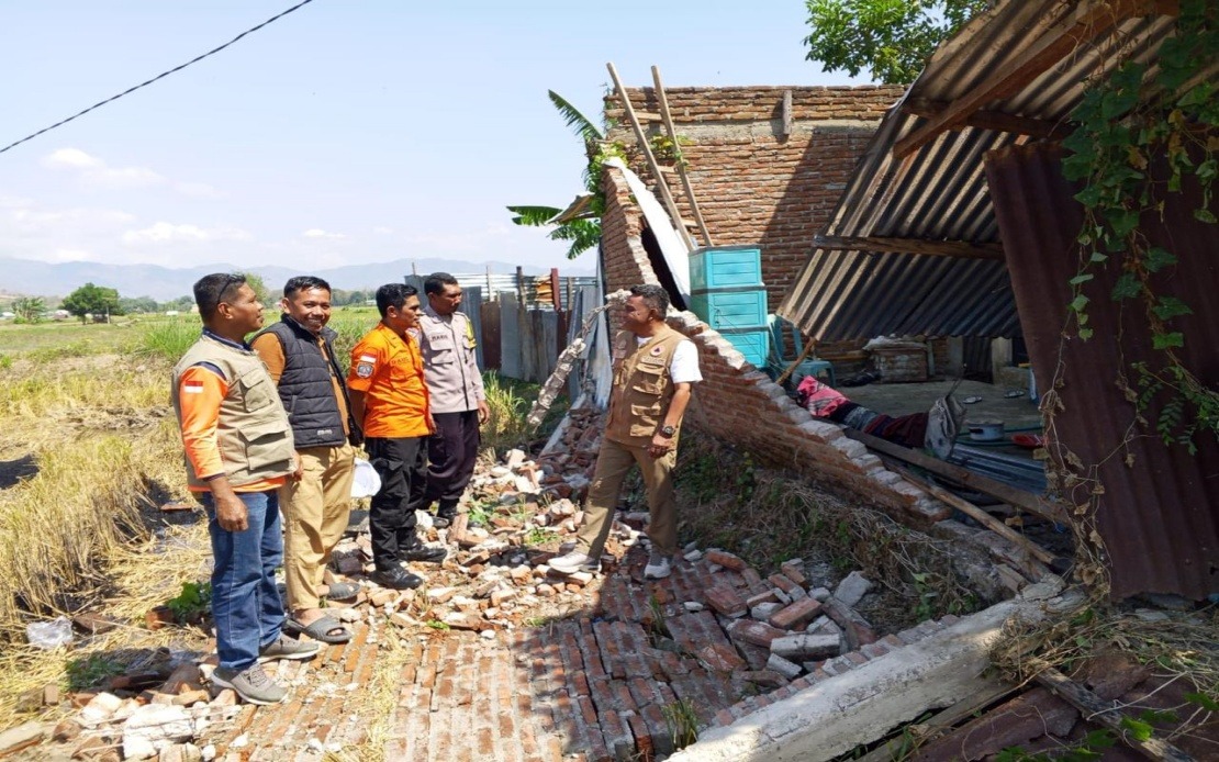 Death Toll From Flores Earthquake Reaches 38 as Indonesian Rescuers Search Through Rubble