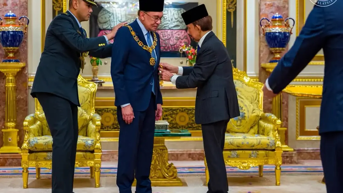 Anwar Honoured with Brunei's Highest Honour by Sultan Hassanal Bolkiah