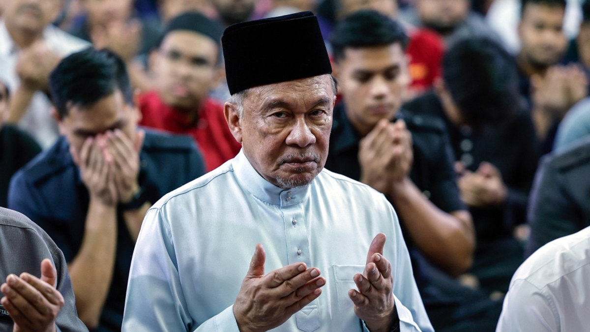 Anwar Extends Well-Wishes to Sultan Ibrahim Ahead of Medical Procedure