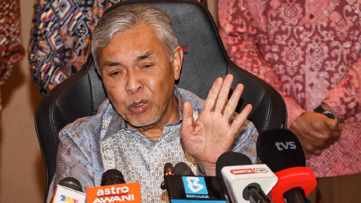 Zahid Rules Out Leadership Challenge Against PM Anwar, Reaffirms BN Stability