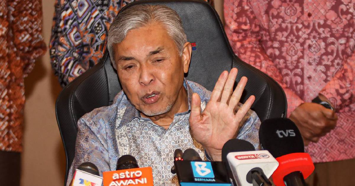 Zahid Rules Out Leadership Challenge Against PM Anwar, Reaffirms BN Stability