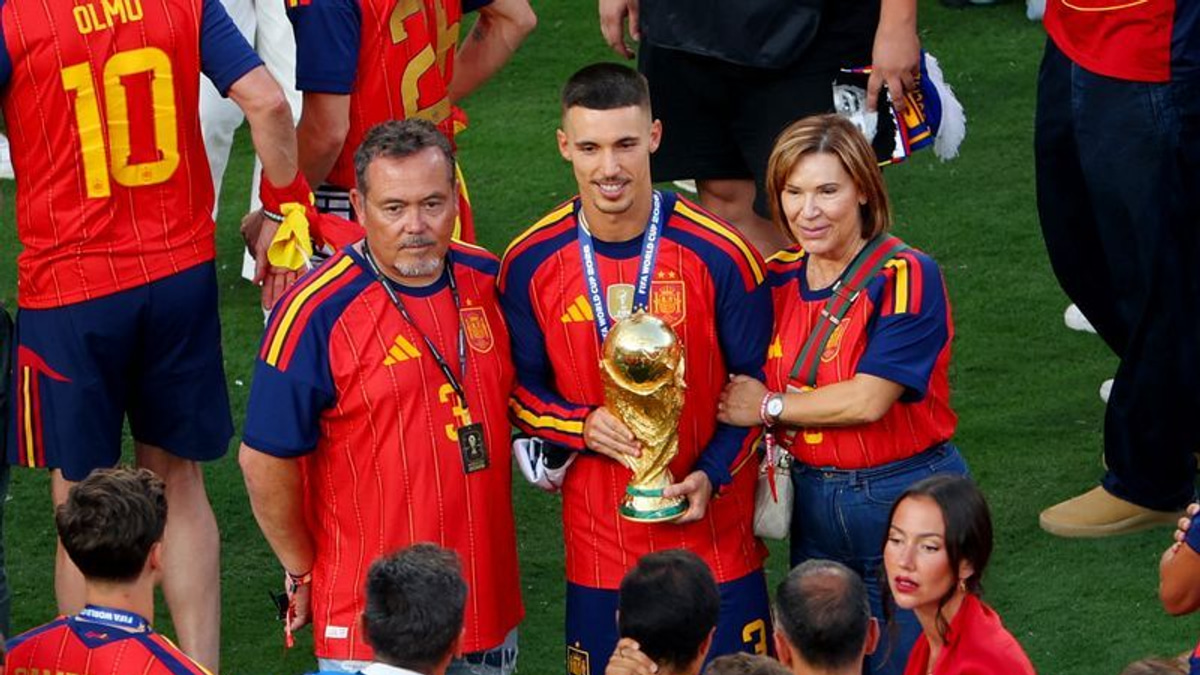 Spain's Patient Ball Mastery Conquers World Cup, Uniting a Fragmented Nation