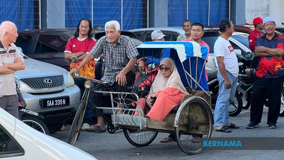 Octogenarian Pedals Trishaw Through Heat to Glimpse PM Anwar in Batu Pahat