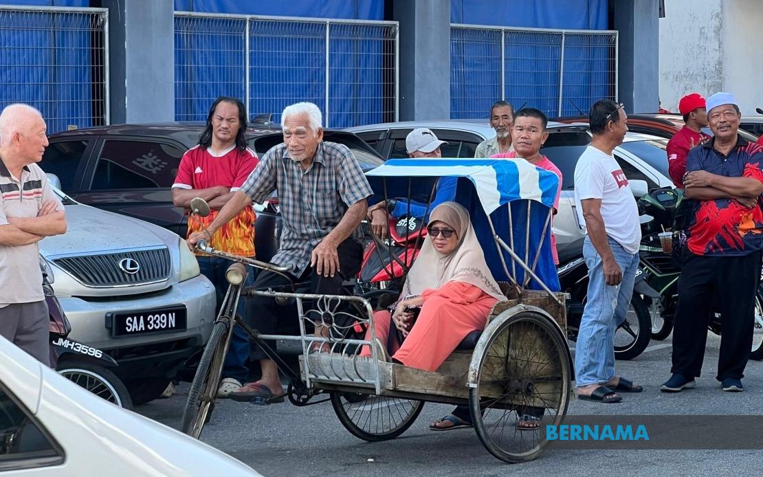 Octogenarian Pedals Trishaw Through Heat to Glimpse PM Anwar in Batu Pahat