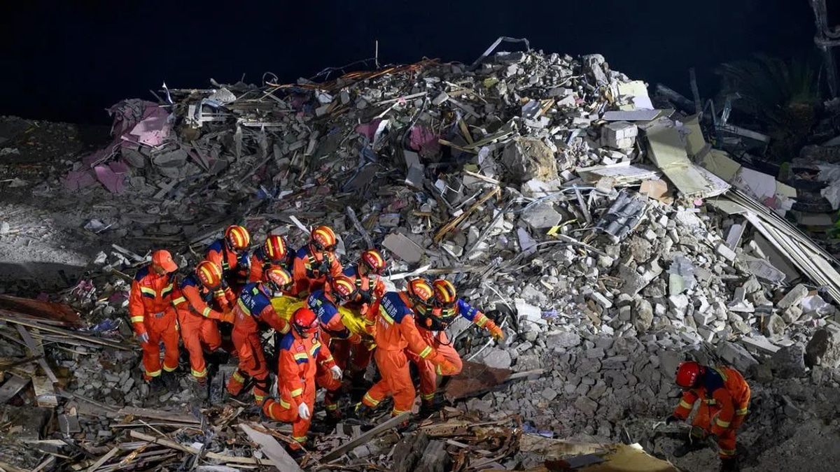 China Deploys Explosives in Desperate Bid to Reach 34 Missing After Landslide