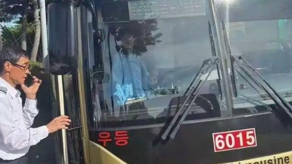 Chinese tourists hailed as heroes after taking control of stricken Seoul airport bus