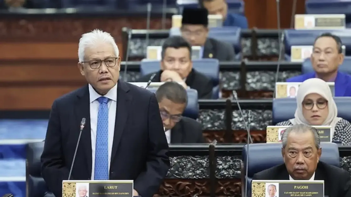 Hamzah Returns to Opposition Leader's Seat as Muhyiddin Moves Down in Dewan