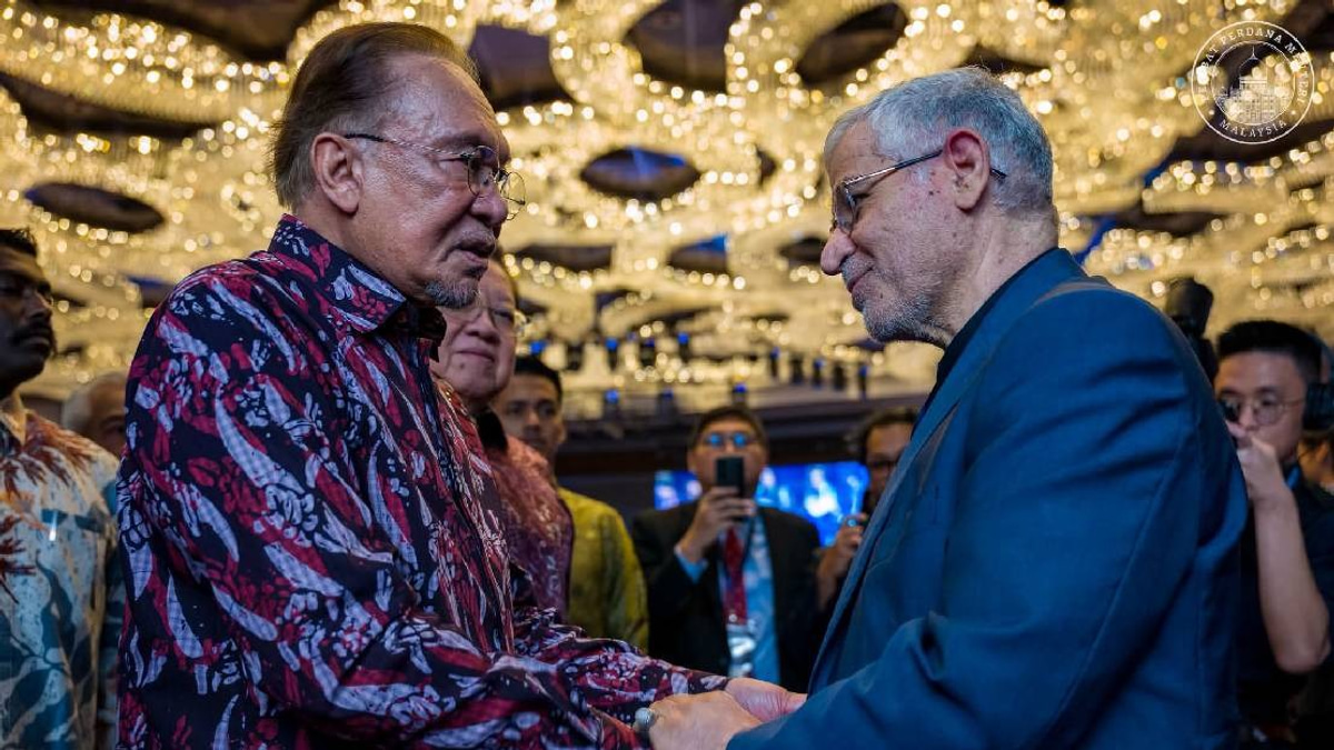 Anwar Apologises to Iran for Missing Khamenei's Funeral