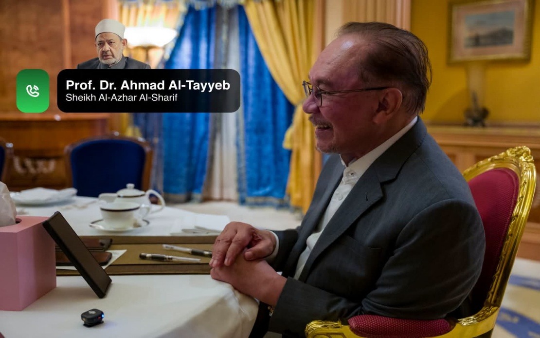 Anwar Discusses Islamic Scholarship Efforts With Al-Azhar's Grand Imam