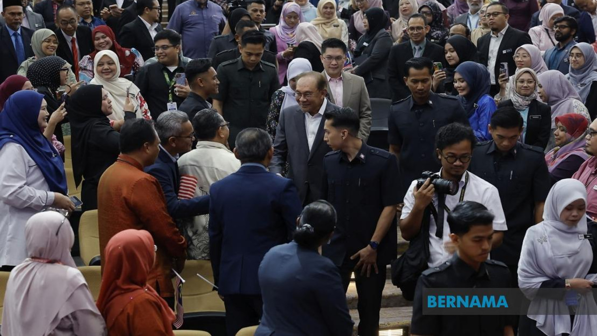 PM Anwar Calls for Stronger Bahasa Melayu Foundation While Promoting Global Language Skills