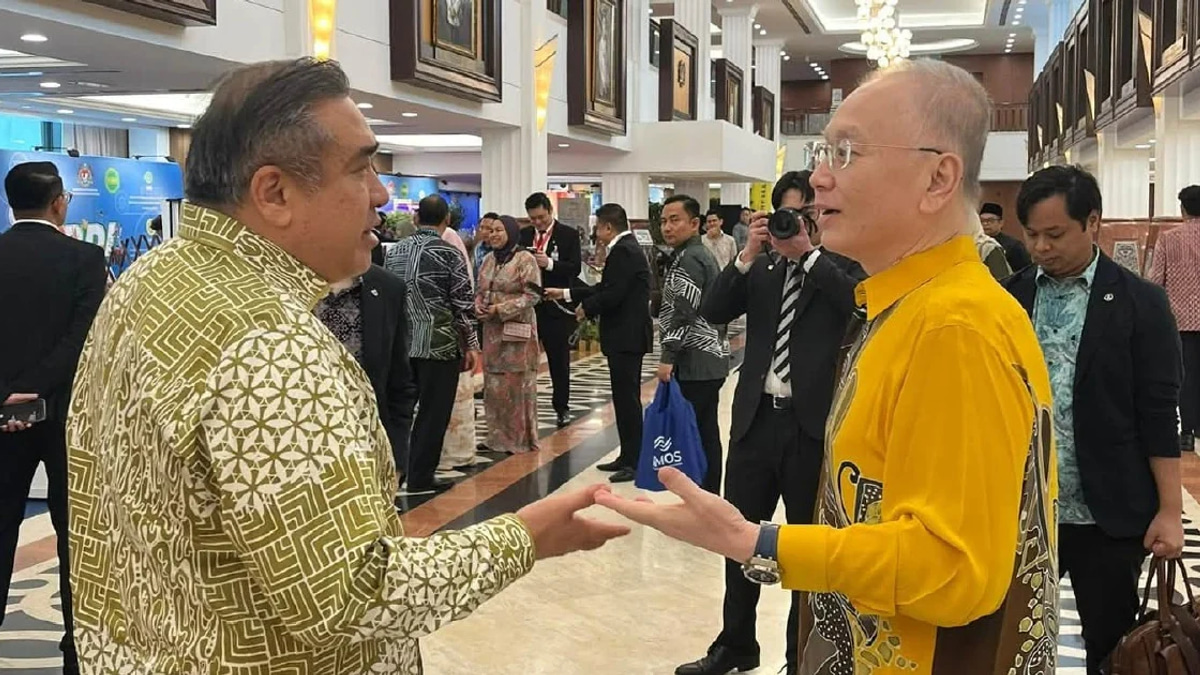 Loke and Wee Set Aside Party Rivalries in Parliament Despite Rising Johor Election Tensions