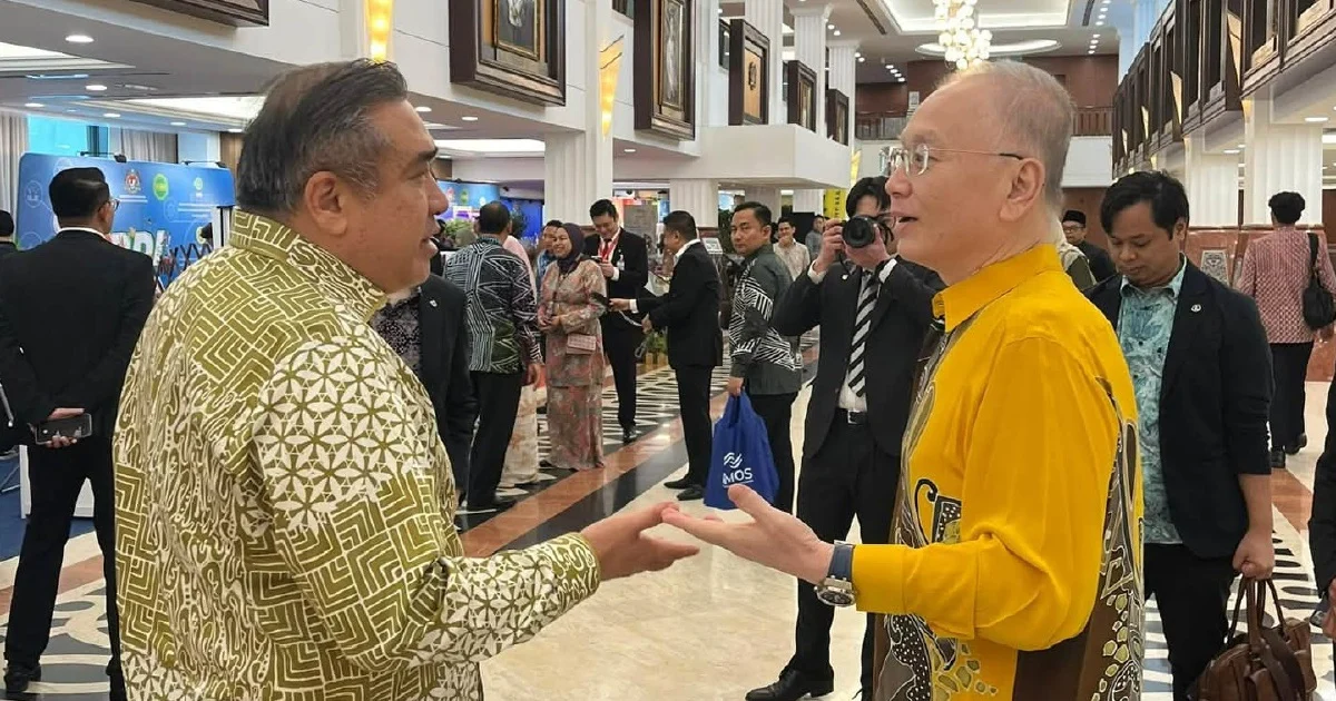 Loke and Wee Set Aside Party Rivalries in Parliament Despite Rising Johor Election Tensions