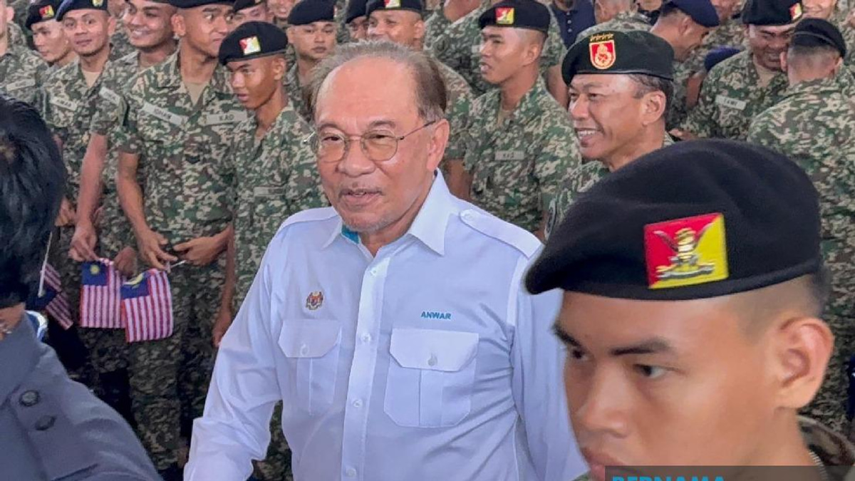 Public Trust is Sacred, PM Anwar Warns Officials as FELDA Losses Mount