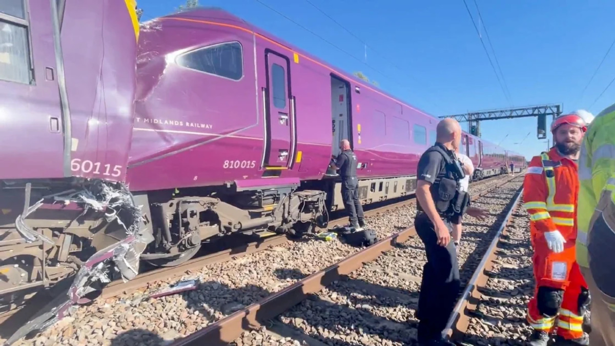 One Dead, Dozens Injured as Two Passenger Trains Collide North of London