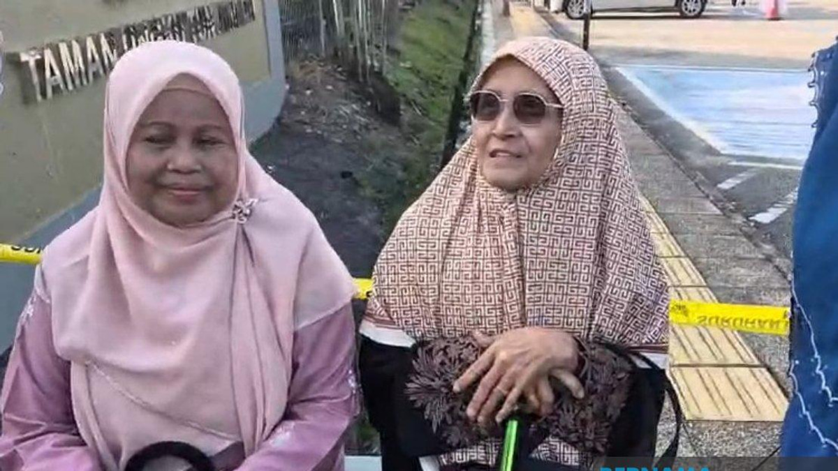 Elderly Voters Turn Out Early Despite Rain for Johor State Election