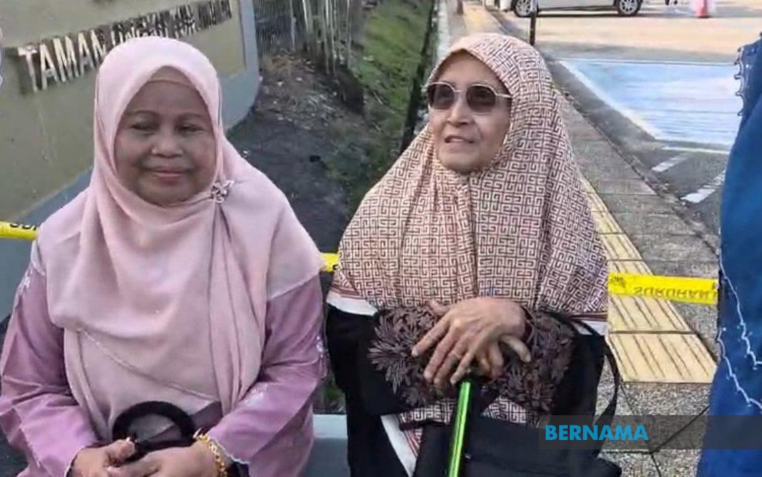 Elderly Voters Turn Out Early Despite Rain for Johor State Election