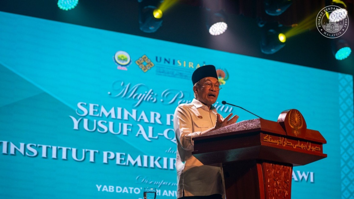 PM Anwar Pledges RM2 Million to Support Al-Qaradawi Thought Institute
